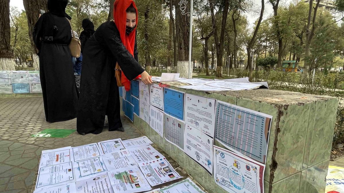 [:es]Mujeres protestan por el derecho al trabajo y al estudio en Kabul[:]