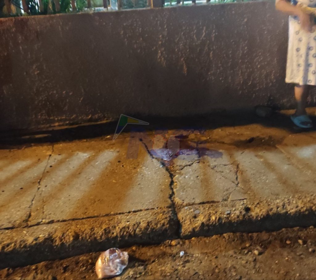 Lugar donde fue baleado el hombre. En el hombrillo quedo la mortadela que acababa de comprar 