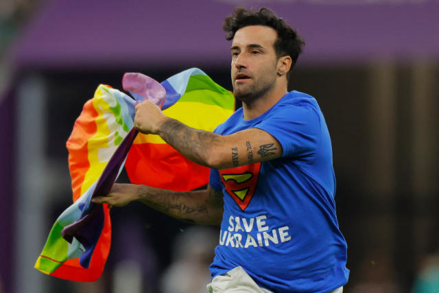 [:es]Un hombre entró con una bandera LGBT al partido Portugal-Uruguay[:]