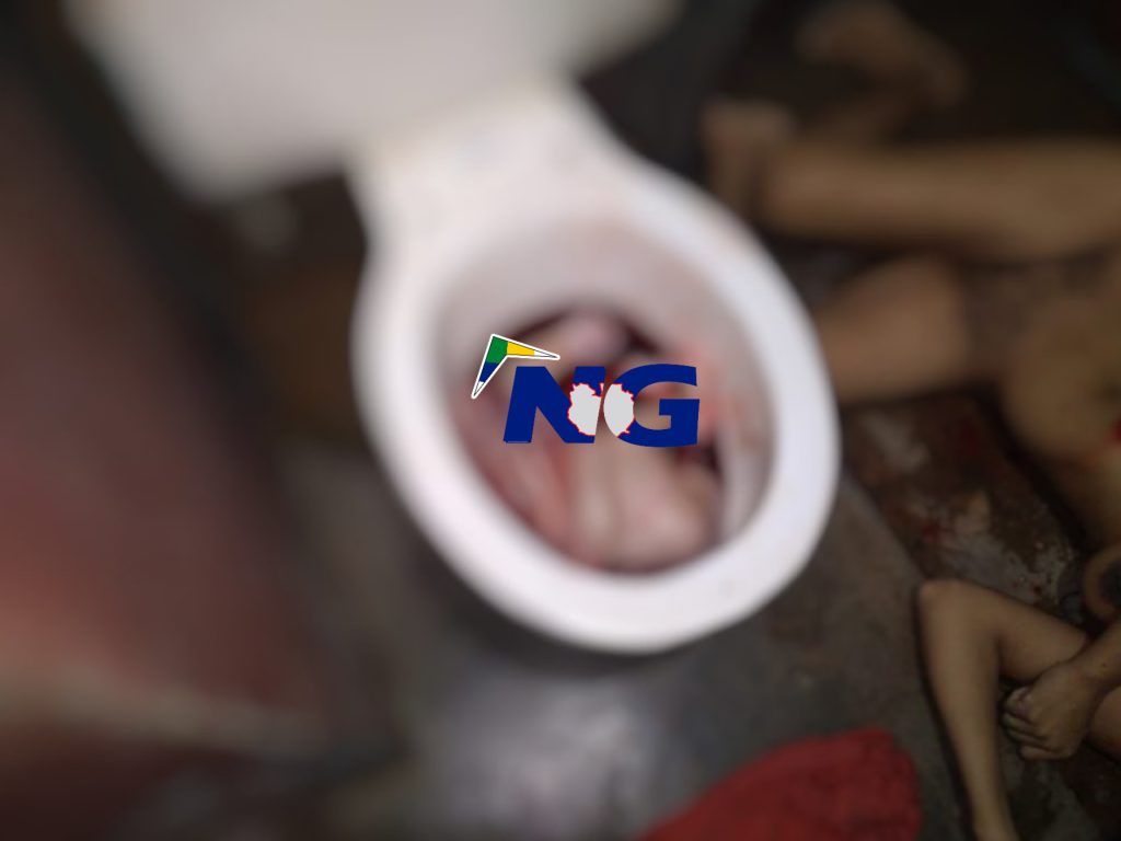 Los cuerpos fueron localizados en el baño de la vivienda.