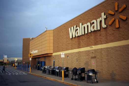 [:es]EEUU: 7 personas murieron en un tiroteo en un Walmart[:]