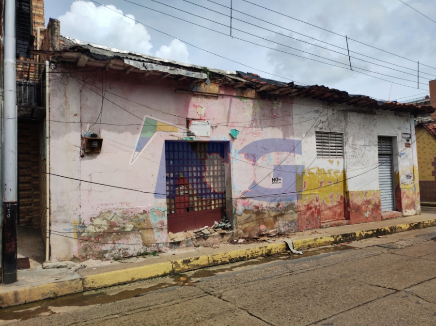[:es]Se desplomó parte de una estructura en pleno centro de La Pascua[:]