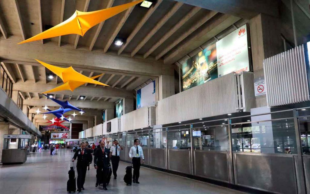 [:es]Detienen a un hombre transportando estupefacientes en el aeropuerto[:]