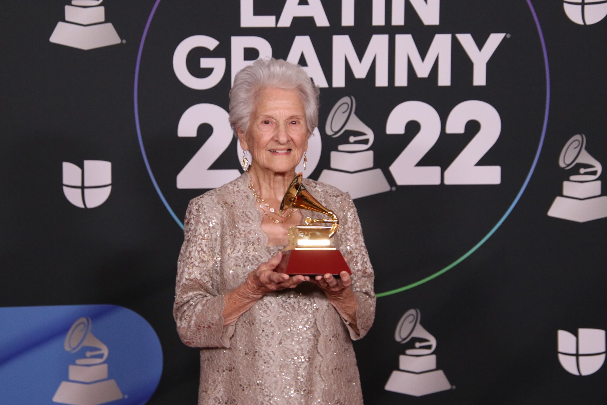 [:es]Ángela Álvarez gana un Latin Grammy a sus 95 años[:]