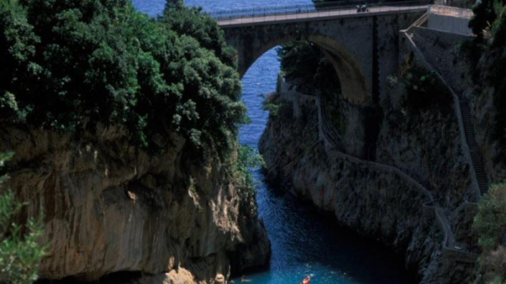 [:es]Italia: mujer muere tras ser arrastrada por una ola [:]