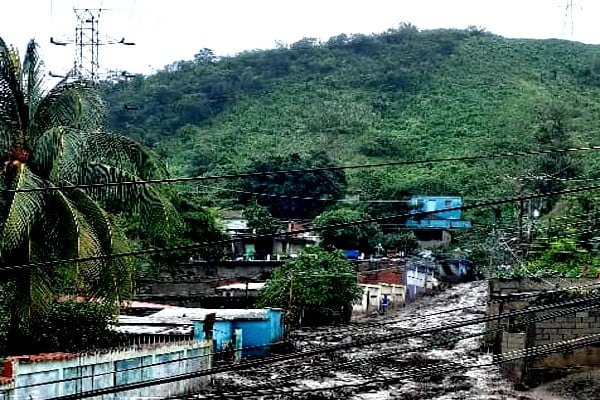 [:es]Mueren 4 personas debido a los deslaves [:]