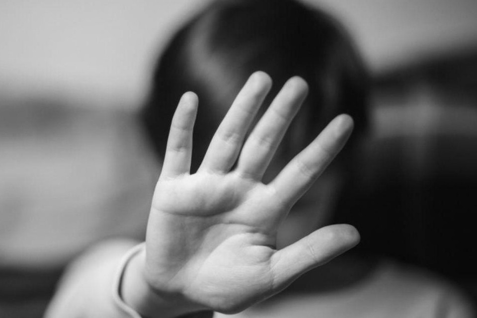 [:es]Un hombre le rompe el fémur a su hijo de 25 días[:]