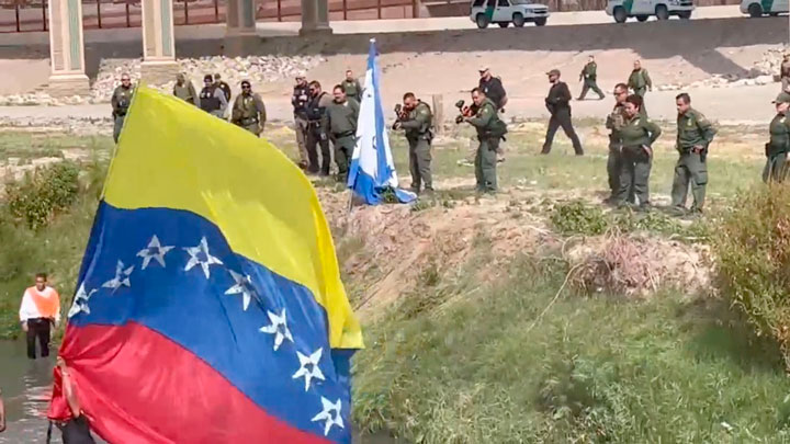 [:es]Policía fronteriza estadounidense dispara a migrantes venezolanos[:]