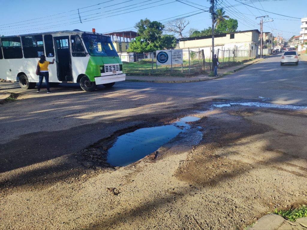 Cloacas desbordadas en la esquina de las Flores con 23 de Enero. Valle de la Pascua