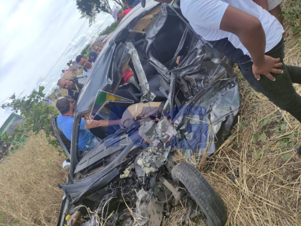 Tres de los cuatro pasajeros que iban en el Ford Fiesta resultaron muertos