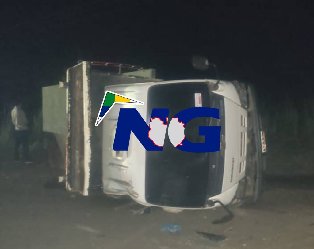 Camión NPR volcó luego del impacto. 