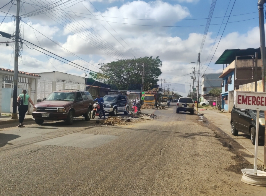 [:es]Convertida en un «Caos» la Av. Libertador de Valle de la Pascua. [:]