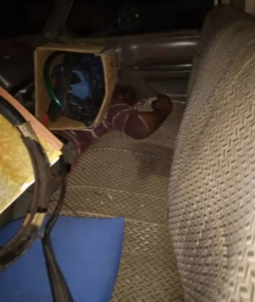 El cuerpo fue localizado dentro de la camioneta que conducía la víctima. 