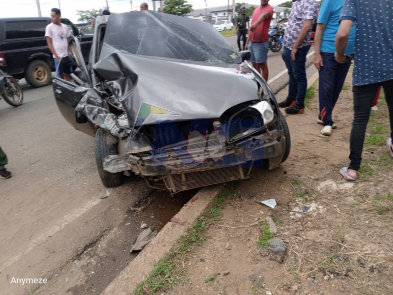 [:es]Hombre ebrio chocó su vehículo contra la sede de Corpoelec en La Pascua[:]