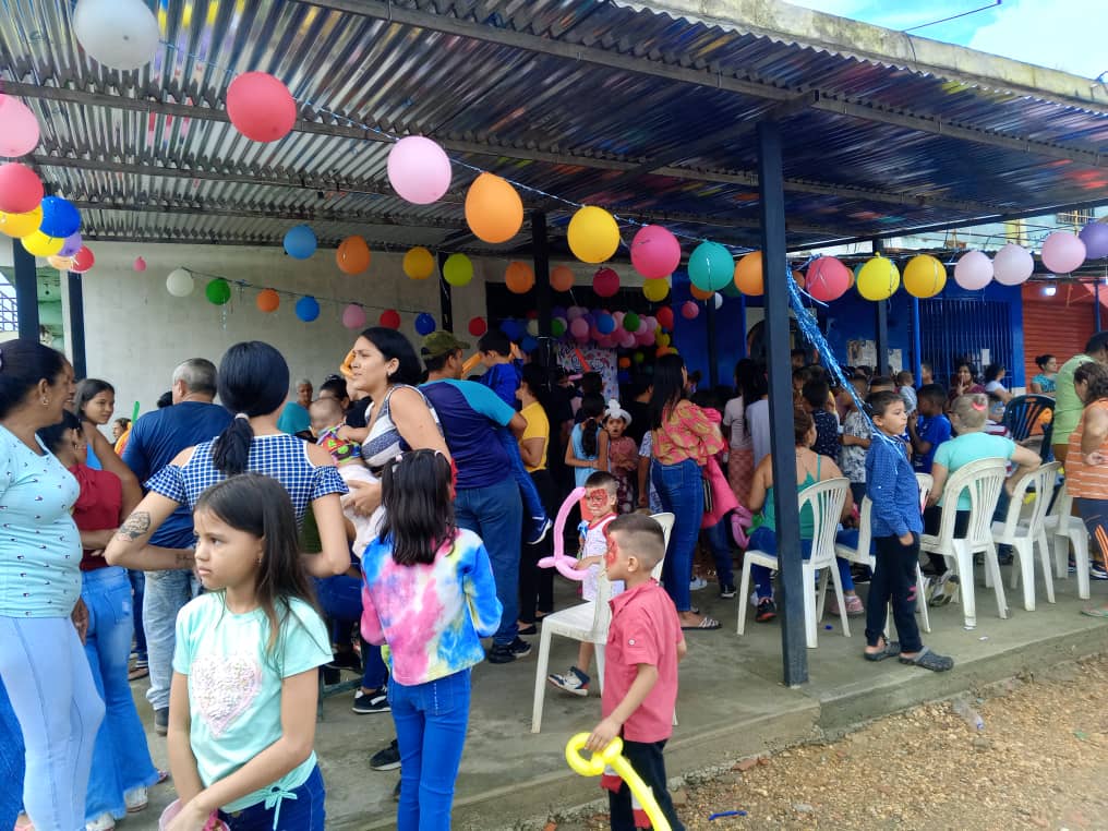 [:es]Distribuidora MAYFELCA y Consejo Comunal llevan alegría al sector Morichal[:]