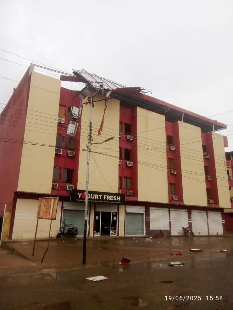 El techo de la azotea de este edificio ubicado en la Av. Libertador de Valle de la Pascua se desprendio